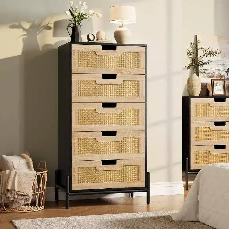 Cassettiera a 5 cassetti in rattan Black+Oak / Oak con gambe in metallo